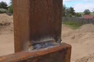 Деревянный забор на металлических столбах своими руками: пошаговая инструкция + фото