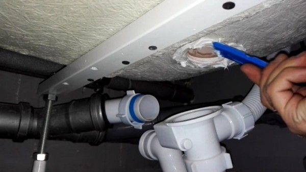 Выравнивание сливного отверстия ванны