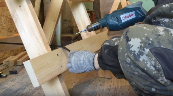 Делаем складные строительные козлы из обрезков досок на дачу Делаем складные строительные козлы из обрезков досок на дачу