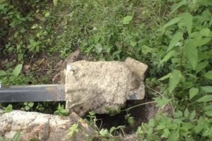 Деревянный забор на металлических столбах своими руками: пошаговая инструкция + фото