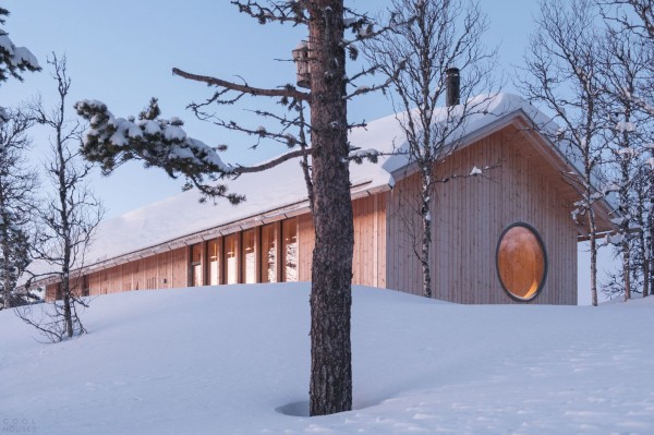 Скандинавская деревянная хижина в дикой природе Скандинавская деревянная хижина в дикой природе