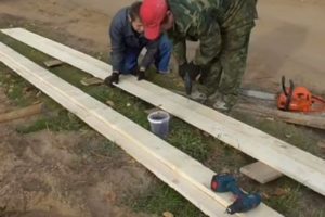 Деревянный забор на металлических столбах своими руками: пошаговая инструкция + фото