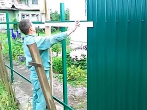 Как построить забор из профлиста своими руками: пошаговая инструкция и важные нюансы