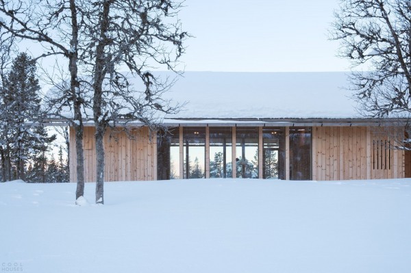 Скандинавская деревянная хижина в дикой природе Скандинавская деревянная хижина в дикой природе
