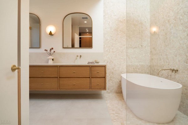 Дом с изогнутыми архитектурными элементами Дом с изогнутыми архитектурными элементами