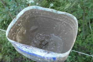 Деревянный забор на металлических столбах своими руками: пошаговая инструкция + фото