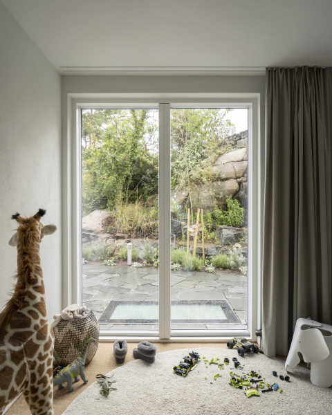 Скульптурная бетонная вилла в суровом рельефе Скульптурная бетонная вилла в суровом рельефе