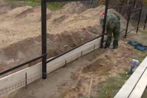 Деревянный забор на металлических столбах своими руками: пошаговая инструкция + фото