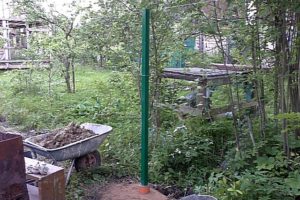 Деревянный забор на металлических столбах своими руками: пошаговая инструкция + фото