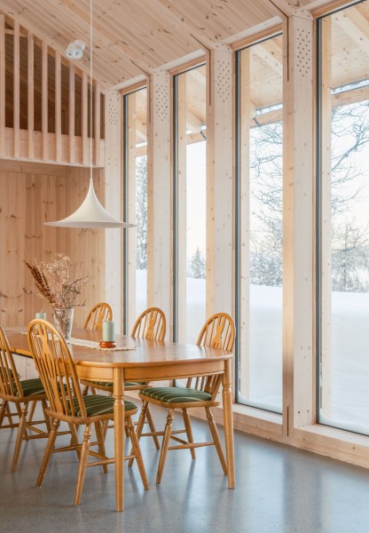 Скандинавская деревянная хижина в дикой природе Скандинавская деревянная хижина в дикой природе