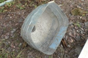 Деревянный забор на металлических столбах своими руками: пошаговая инструкция + фото