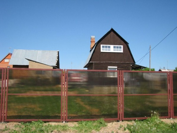 Забор из поликарбоната своими руками: пошаговые инструкции и фото к ним Забор из поликарбоната своими руками: пошаговые инструкции и фото к ним