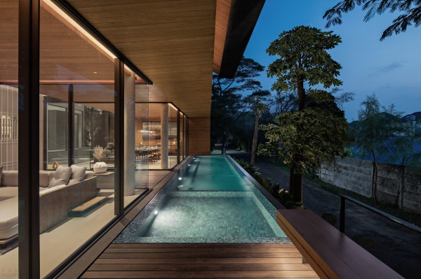 Семейный дом с современным тропическим дизайном