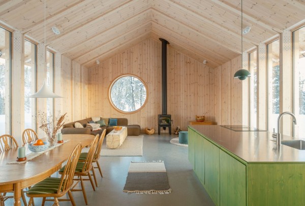 Скандинавская деревянная хижина в дикой природе Скандинавская деревянная хижина в дикой природе