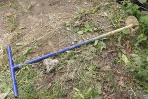 Деревянный забор на металлических столбах своими руками: пошаговая инструкция + фото