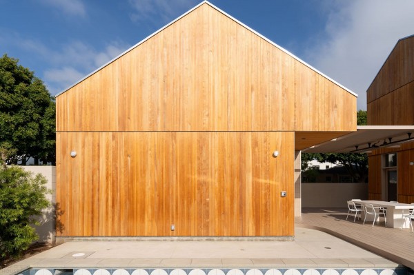 Дом с изогнутыми архитектурными элементами Дом с изогнутыми архитектурными элементами