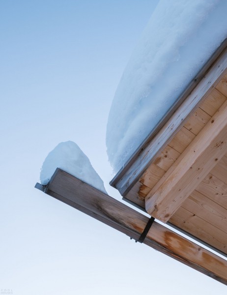 Скандинавская деревянная хижина в дикой природе Скандинавская деревянная хижина в дикой природе