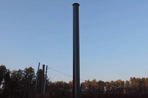 Деревянный забор на металлических столбах своими руками: пошаговая инструкция + фото