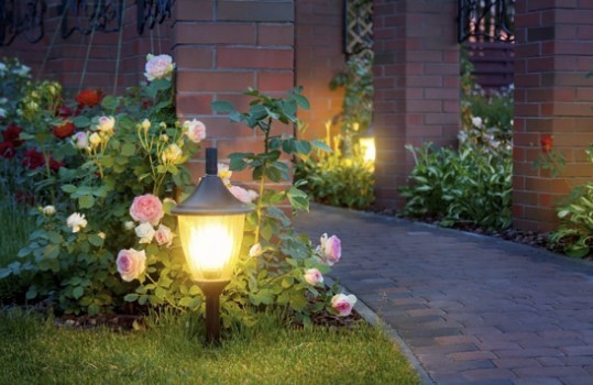 Как грамотно выполнить освещение на участке загородного дома