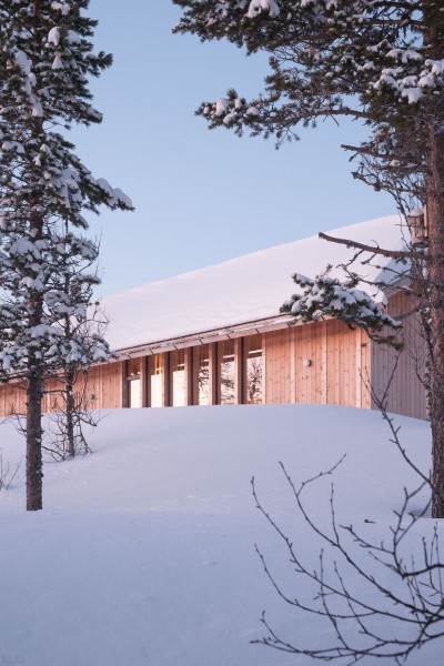 Скандинавская деревянная хижина в дикой природе Скандинавская деревянная хижина в дикой природе