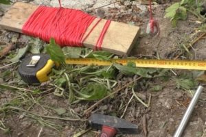 Деревянный забор на металлических столбах своими руками: пошаговая инструкция + фото