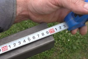 Деревянный забор на металлических столбах своими руками: пошаговая инструкция + фото