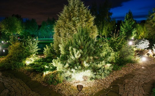 Как грамотно выполнить освещение на участке загородного дома