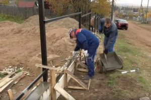 Деревянный забор на металлических столбах своими руками: пошаговая инструкция + фото