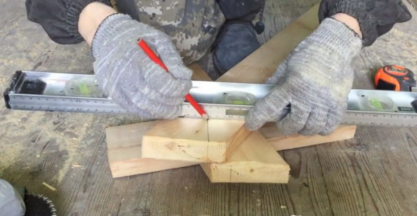 Делаем складные строительные козлы из обрезков досок на дачу Делаем складные строительные козлы из обрезков досок на дачу