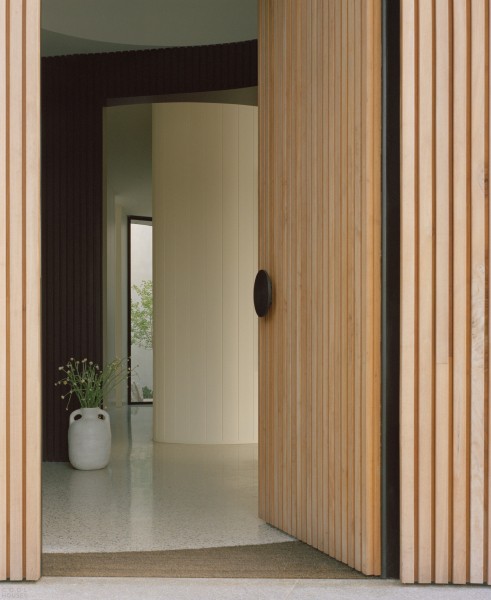 Элегантная резиденция с волнистыми фасадами Элегантная резиденция с волнистыми фасадами