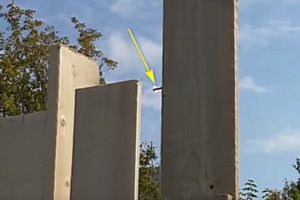 Деревянный забор на металлических столбах своими руками: пошаговая инструкция + фото