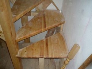 Забежная лестница своими руками: схемы + пошаговая инструкция с фото Забежная лестница своими руками: схемы + пошаговая инструкция с фото