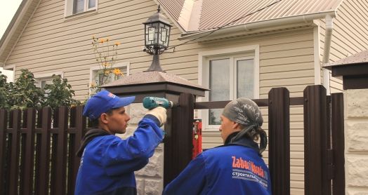 Металлический забор из профлиста и штакетника своими руками: пошаговая инструкция