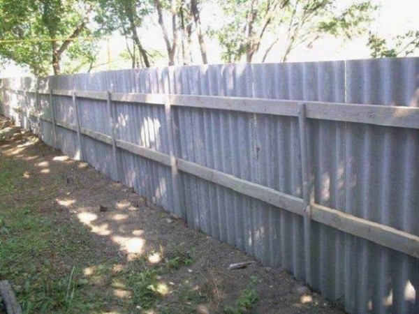 Забор из волнового шифера своими руками: пошаговая инструкция