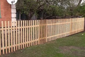 Деревянный забор на металлических столбах своими руками: пошаговая инструкция + фото