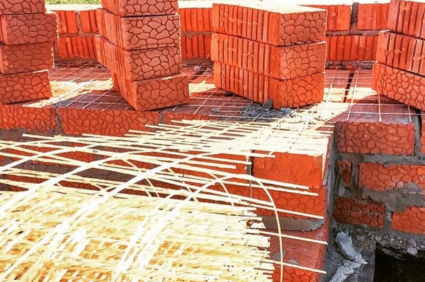 Во сколько обойдется кирпичный забор на участке: рассчитываем в рублях и кирпичах Во сколько обойдется кирпичный забор на участке: рассчитываем в рублях и кирпичах