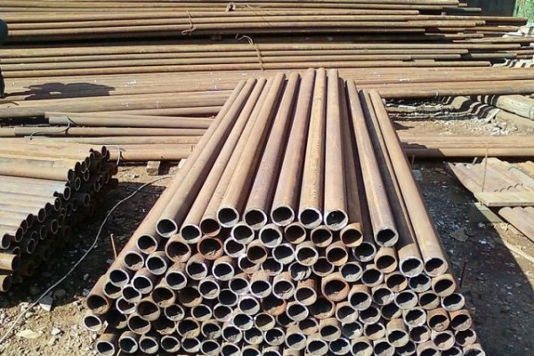 Деревянный забор на металлических столбах своими руками: пошаговая инструкция + фото