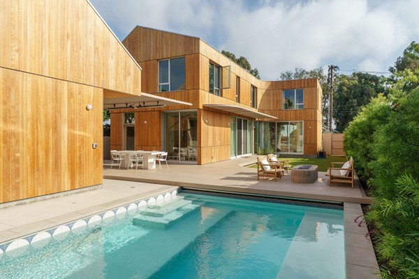 Дом с изогнутыми архитектурными элементами Дом с изогнутыми архитектурными элементами