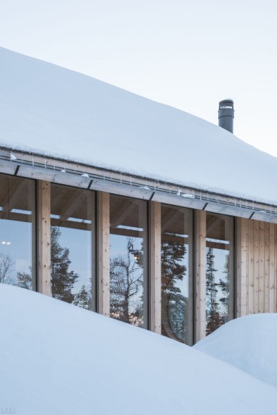 Скандинавская деревянная хижина в дикой природе Скандинавская деревянная хижина в дикой природе