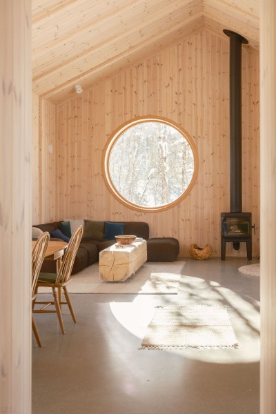 Скандинавская деревянная хижина в дикой природе Скандинавская деревянная хижина в дикой природе