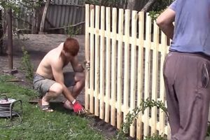 Деревянный забор на металлических столбах своими руками: пошаговая инструкция + фото