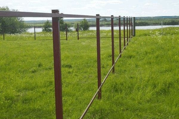 Деревянный забор на металлических столбах своими руками: пошаговая инструкция + фото