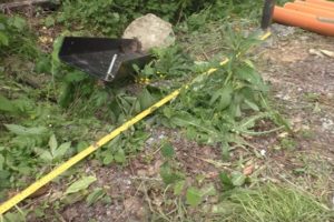 Деревянный забор на металлических столбах своими руками: пошаговая инструкция + фото