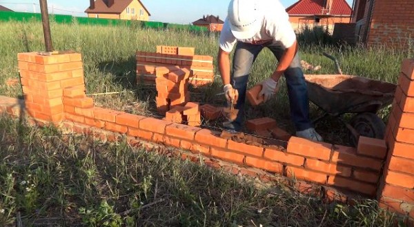 Столбы и забор из кирпича своими руками: пошаговая инструкция
