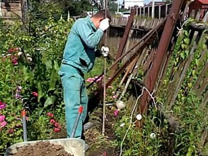 Как построить забор из профлиста своими руками: пошаговая инструкция и важные нюансы