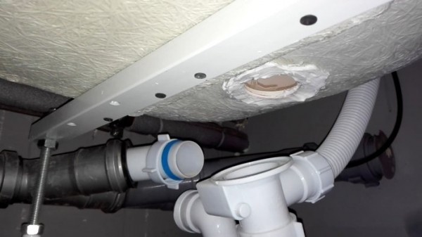 Выравнивание сливного отверстия ванны