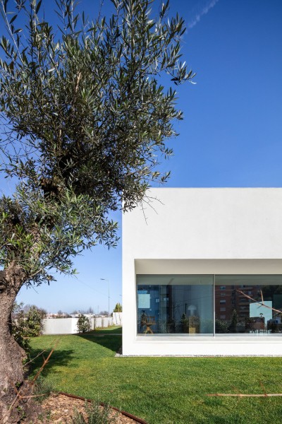 Минималистичный бетонный дом с внутренним двором Минималистичный бетонный дом с внутренним двором