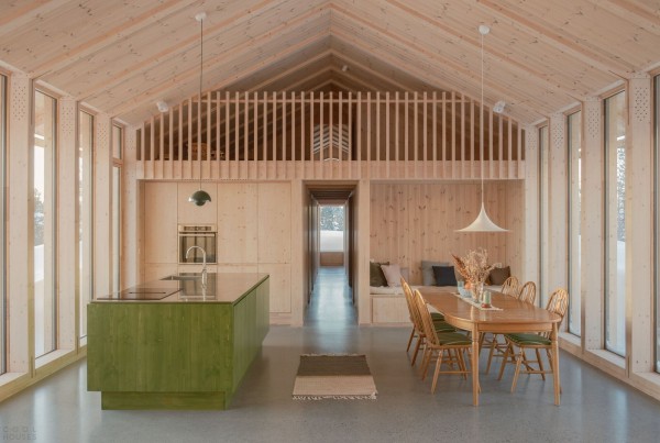 Скандинавская деревянная хижина в дикой природе Скандинавская деревянная хижина в дикой природе