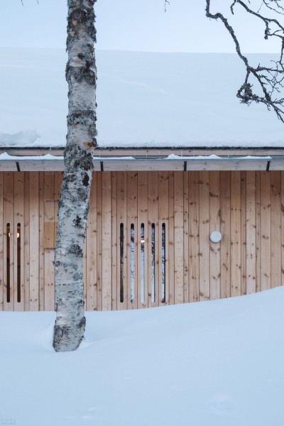 Скандинавская деревянная хижина в дикой природе Скандинавская деревянная хижина в дикой природе
