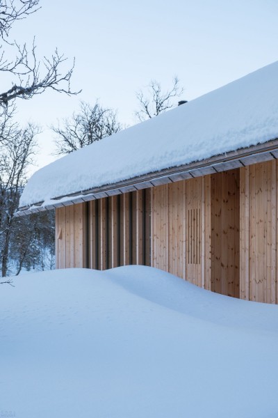 Скандинавская деревянная хижина в дикой природе Скандинавская деревянная хижина в дикой природе
